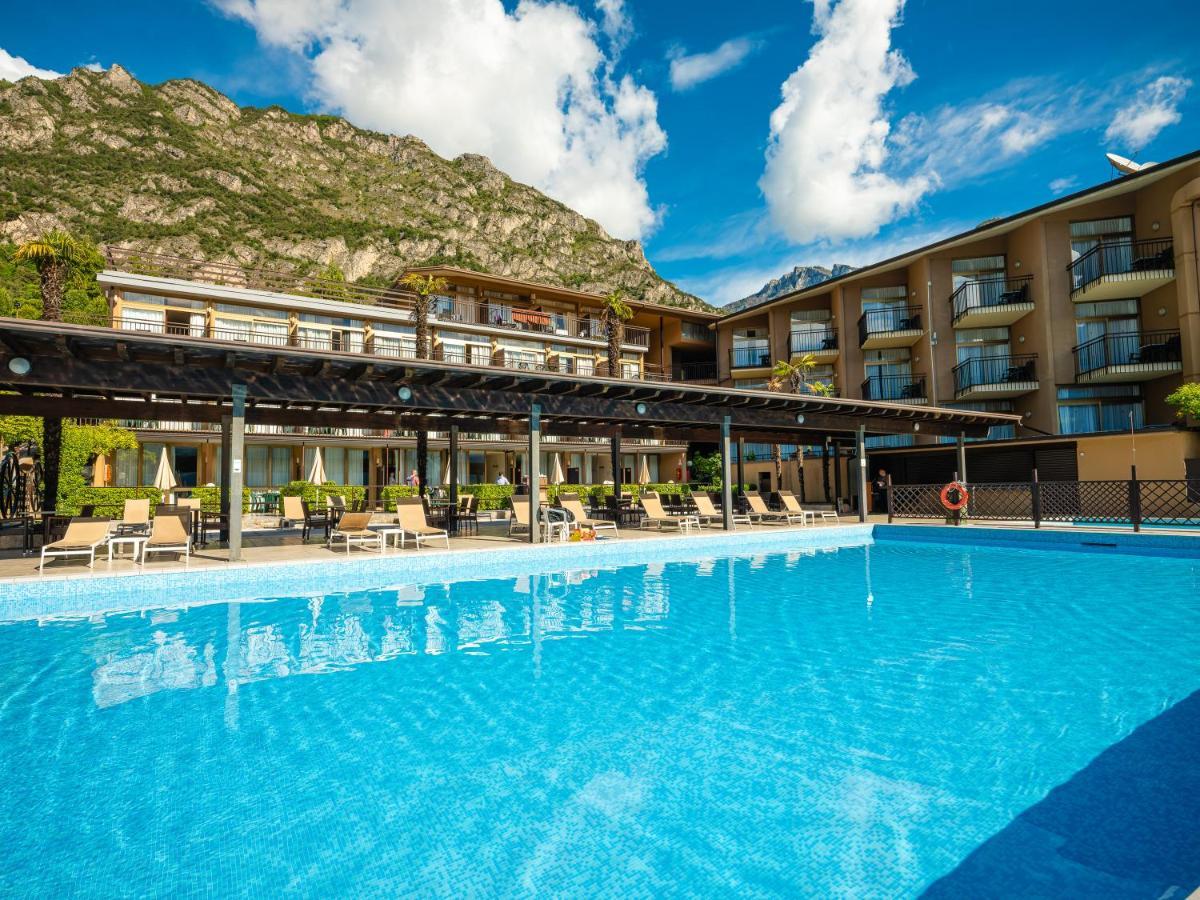 Hotel Leonardo Da Vinci リモーネ・スル・ガルダ エクステリア 写真