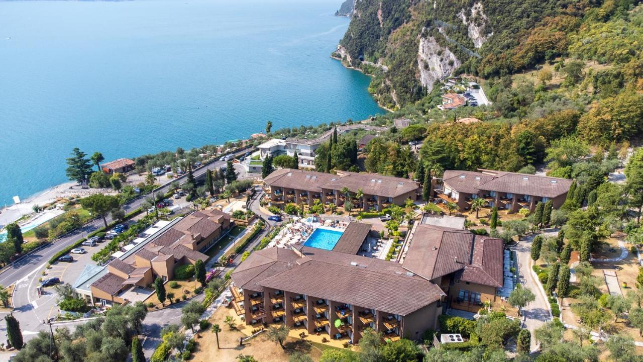 Hotel Leonardo Da Vinci リモーネ・スル・ガルダ エクステリア 写真